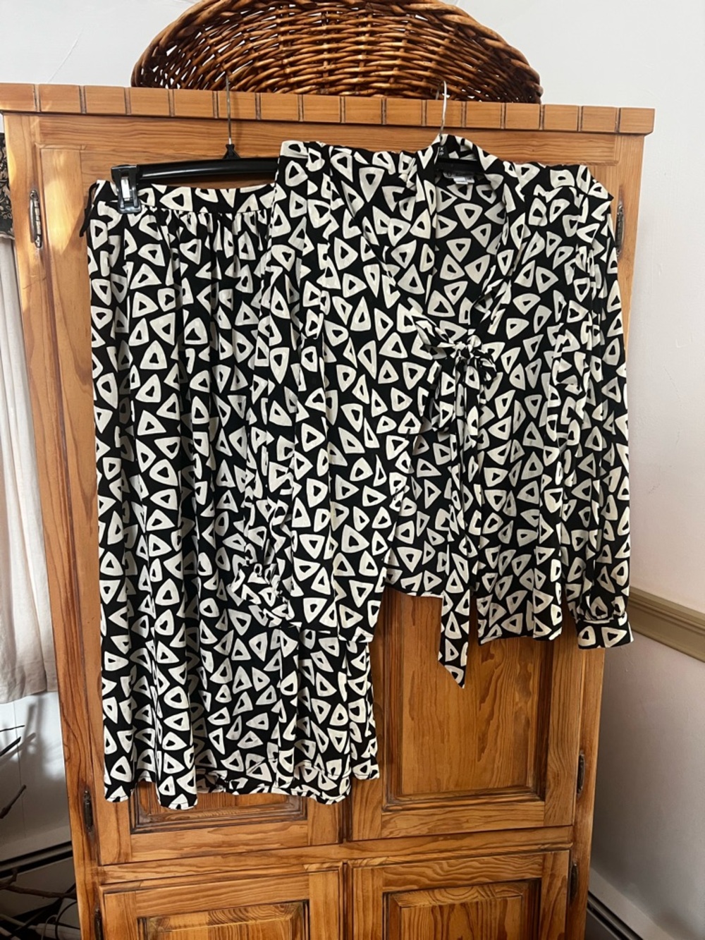 Jeremiah S vintage Black & White Geometric 2-piece set Tie-Neck Blouse & skirt